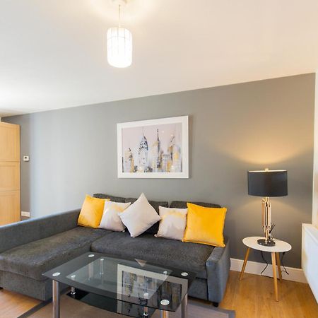 Velvet 1-Bedroom Apartment, Clockhouse, הודסדון מראה חיצוני תמונה
