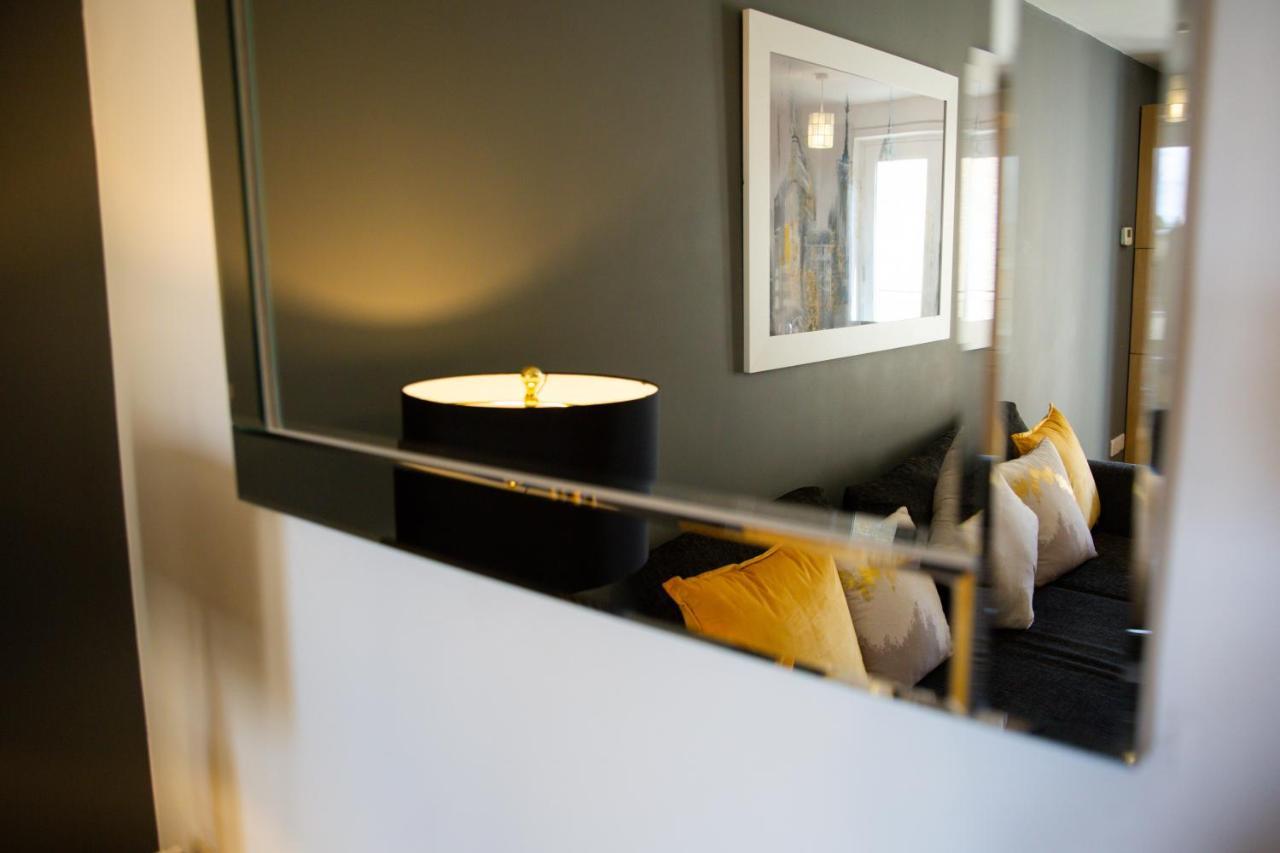 Velvet 1-Bedroom Apartment, Clockhouse, הודסדון מראה חיצוני תמונה